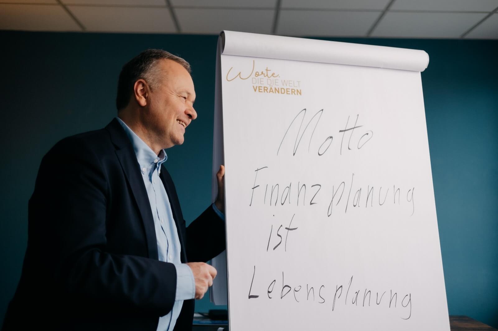 Bernd mit Flipchart