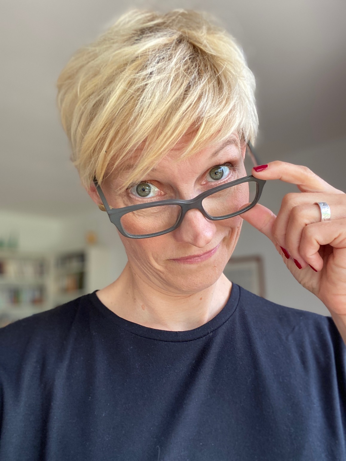 Foto von Dr. Christine Hutterer. Sie blickt fragend über den Rand ihrer Brille.