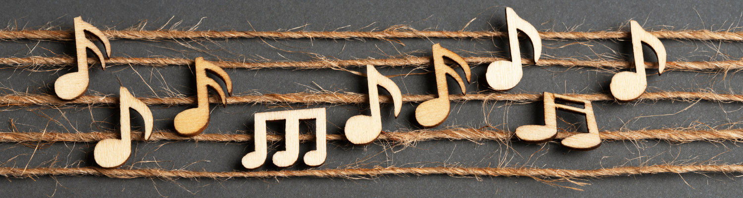 Ästhetische Holznoten auf Bastkordel – symbolischer Verweis auf „Alle Jahre wieder“ als stimmungsvoller Einstieg in den Artikel über Weihnachtsgeschenke für Hundehalter.