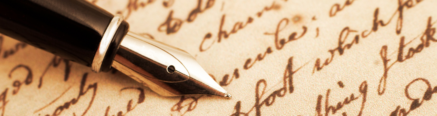 Edle Füllfeder auf warmem, historisch wirkendem Papier mit schwungvoller Schrift – symbolisches Bild für handgeschriebene Postkarten als persönliches Weihnachtsgeschenk für Hundehalter.