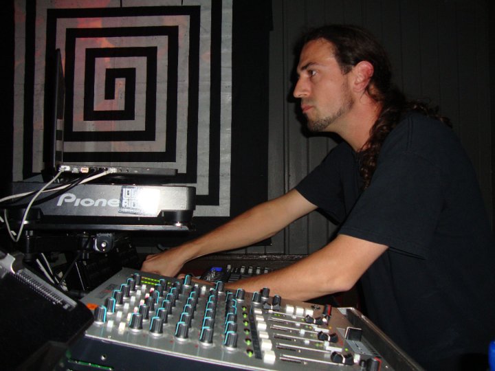 Das Bild zeigt den Autor Thorsten Litzki aka Tekamin Live an den Decks im Volks Club in Brighton - ca. 2010