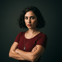 Venus, die Heilerin. Eine junge Frau mit dunklen Locken in mystischem Licht. Symbol für Spiritualität und alternative Heilung.