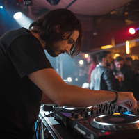 Jonas Danling, das 'Subjekt' in Roman 2. Er steht hochkonzentriert am DJ-Mischpult, beleuchtet von dunklem, blau-lilanem Clublicht. Er trägt Kopfhörer und wirkt entrückt, wie ein Rätsel, das Leo Kaiser zu lösen versucht.