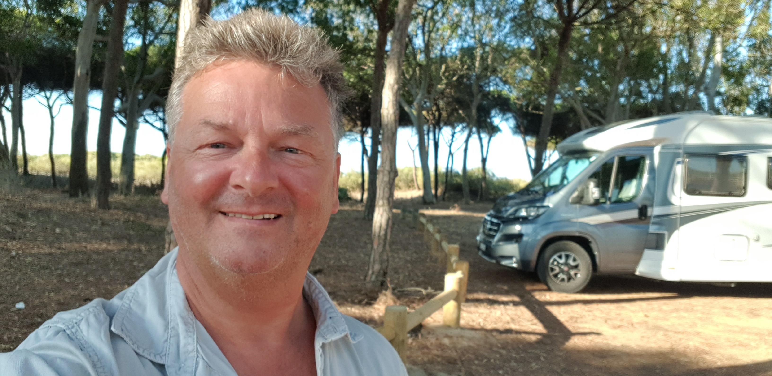 Foto vom Autor mit Wohnmobil, Pienien und Sonne im Hintergrund