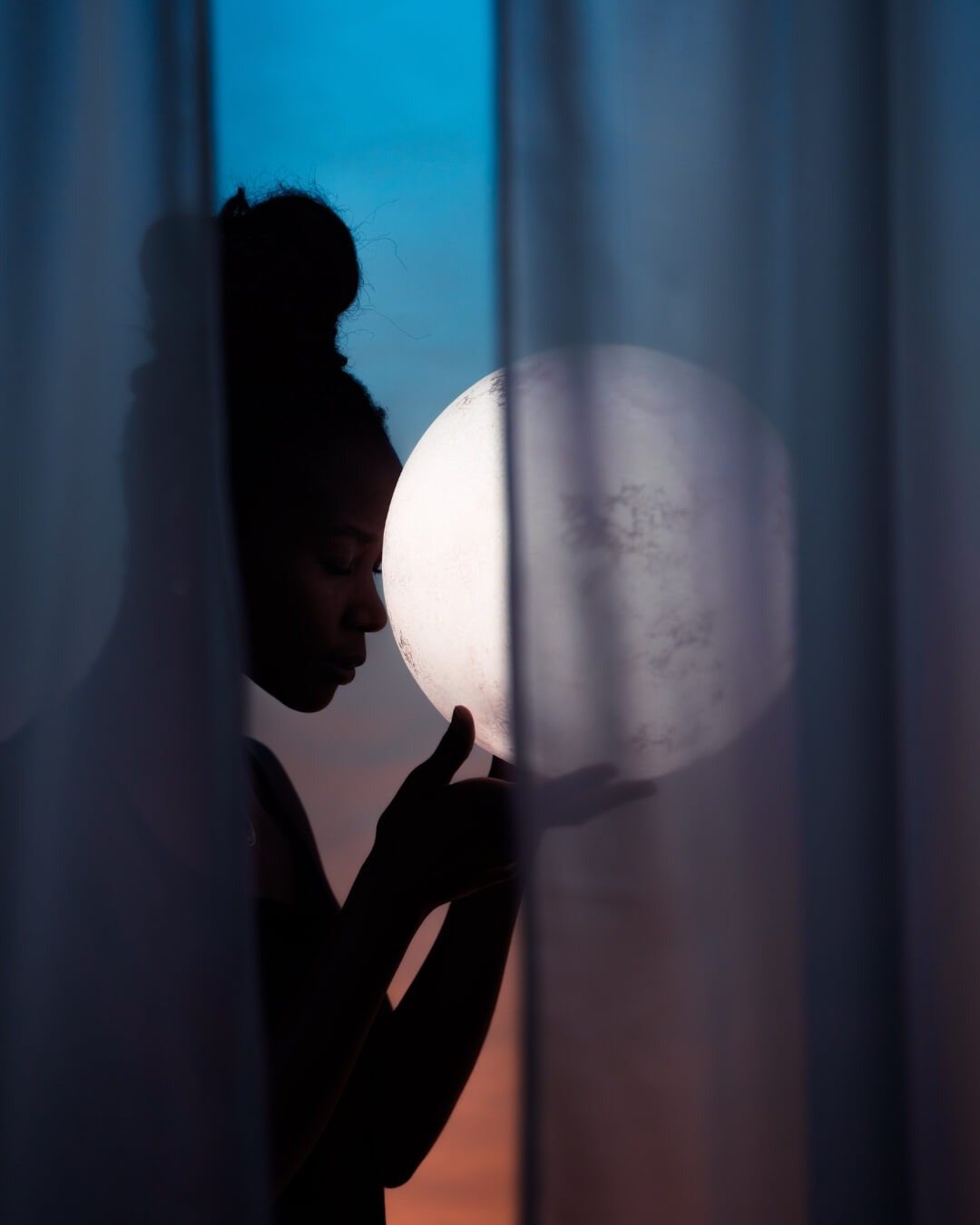 Frau hält die Hände den Mond