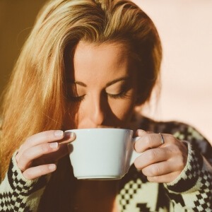 Frau trinkt aus der Tasse