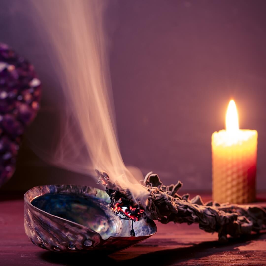 Frau sitzt am Kamin und schreibt im Journal