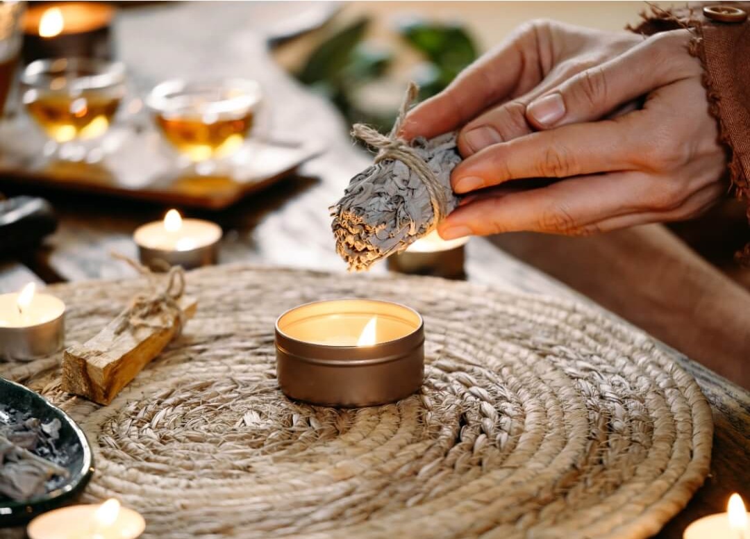 Frau sitzt am Kamin und schreibt im Journal